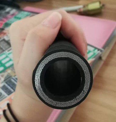 Tuyau hydraulique EN856 4SP/4SH à spirale 4 fils haute pression en caoutchouc fournisseur